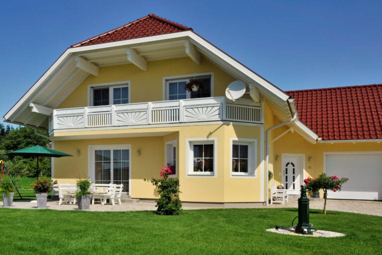 Große Gartenanlage mit Holz Classic Ötztal Balkongeländer