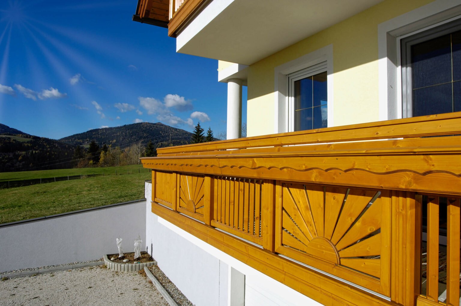 Viele Sonnenstunden genießen mit Alu Design Casa Linea Balkon