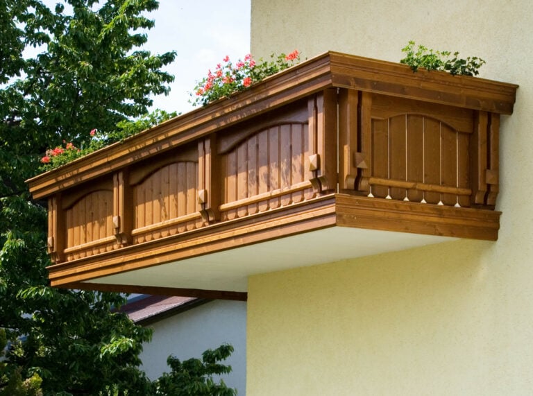 Gelbe Hausfassade mit Holz Classic Speilfeld Balkongeländer