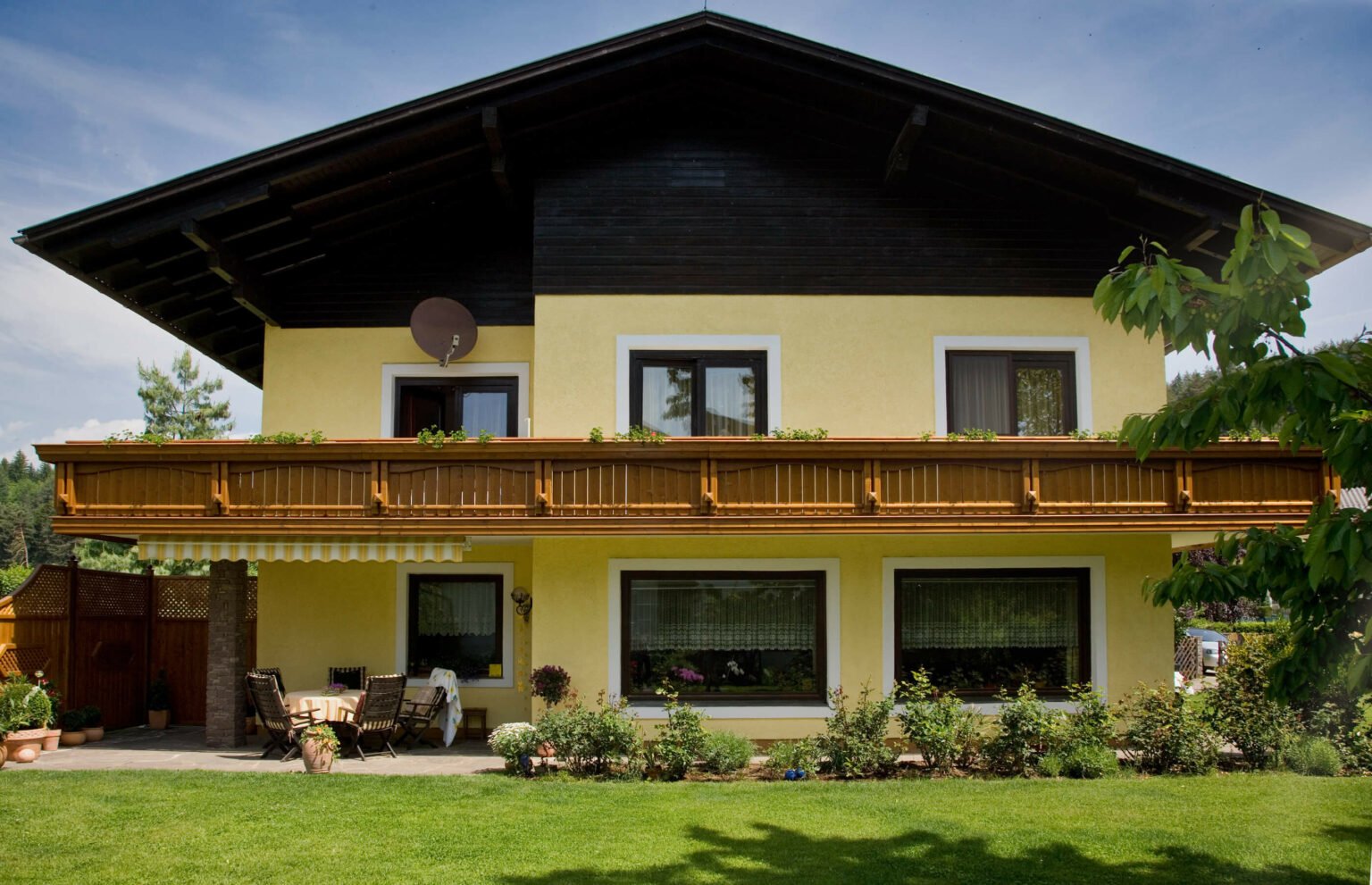 Großes Haus mit Holz Classic Semmering Balkongeländer