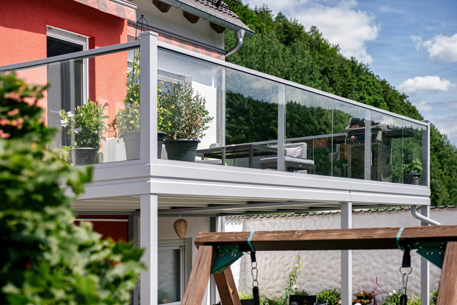 Gelungener Anbaubalkon mit Alu Design Vital Balkongeländer