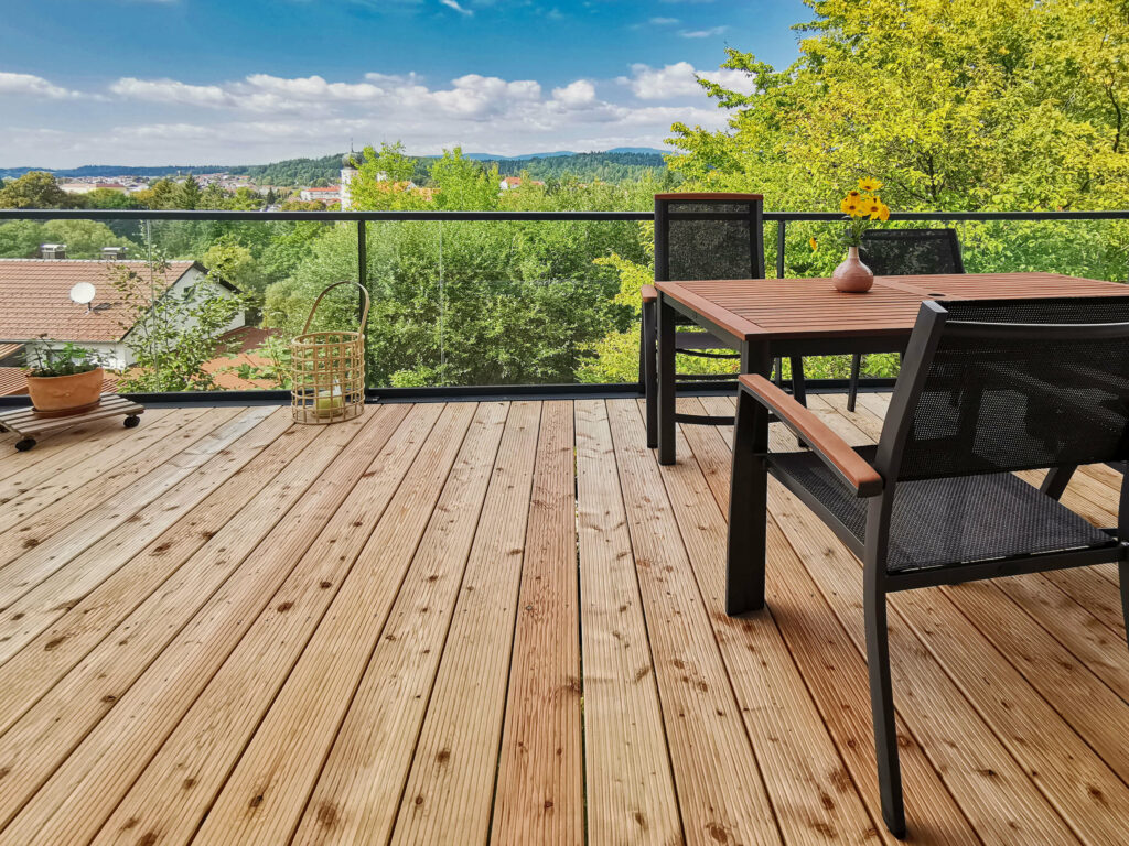 Terrassenboden aus Lärchenholz mit Alu Design Vital Balkongeländer