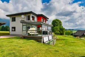 Gemütliche Lounge-Kugel mit Ausblick im Alu-Sommergarten