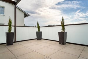 Innenansicht Balkongeländer Vital mit mattweißem Glas und Boden aus Feinsteinzeug