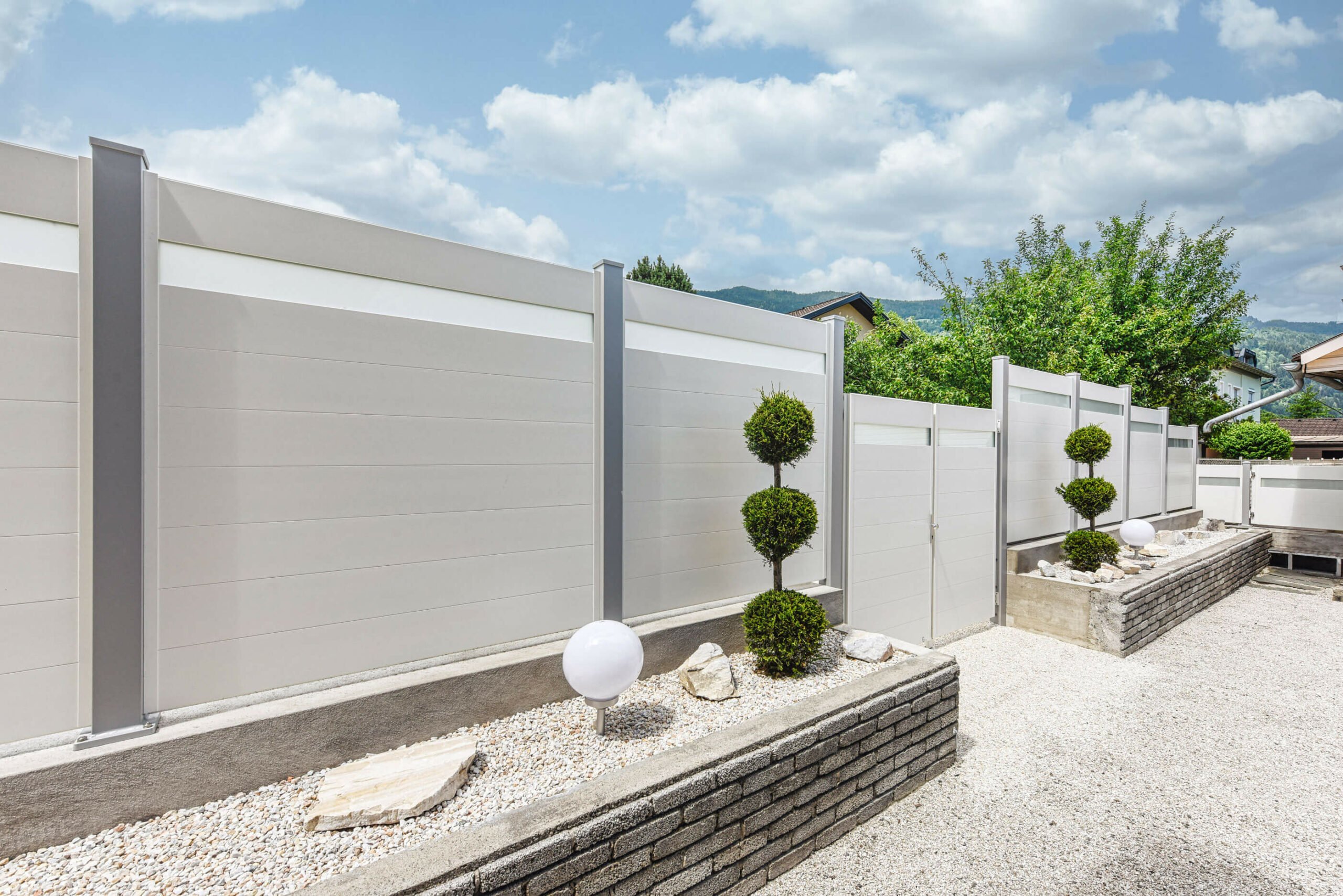 Moderner Gartenpool mit Glasüberdachung und Aluzaun Nizza als Sichtschutz