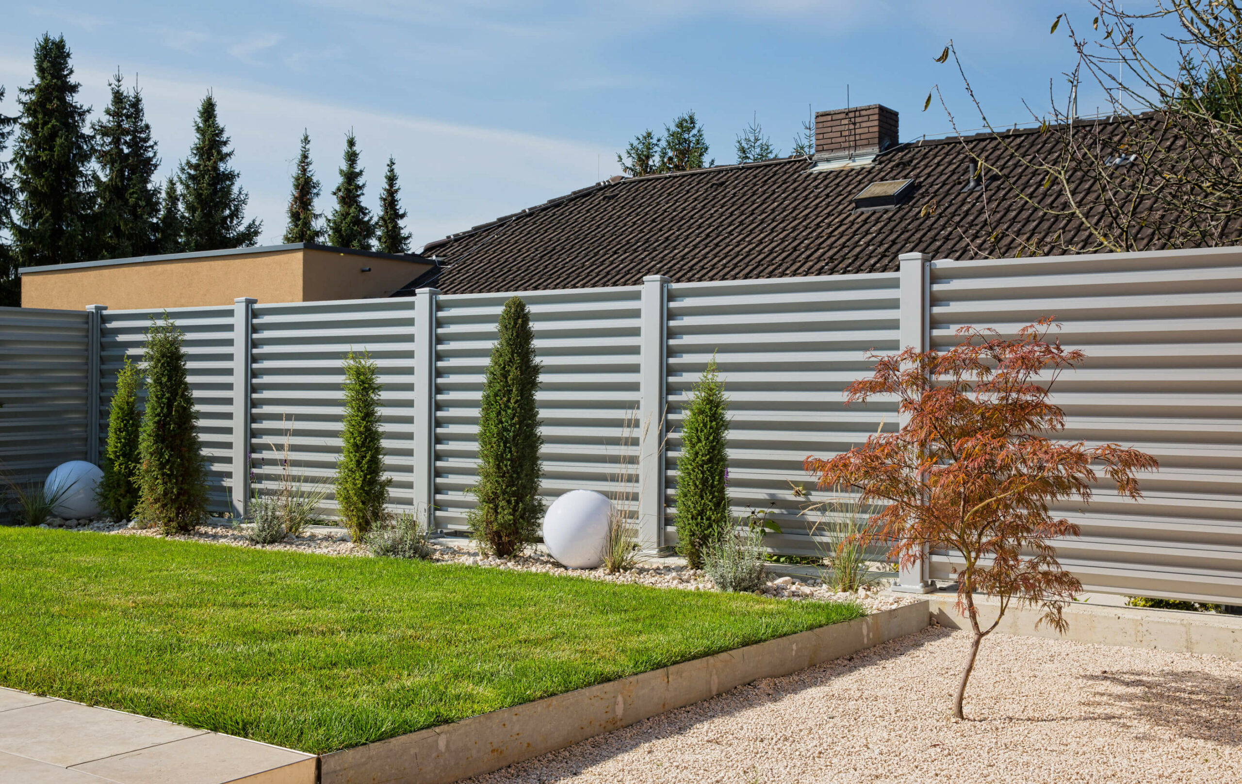 Gepflegte Gartenanlage mit Alu Zaun Grado