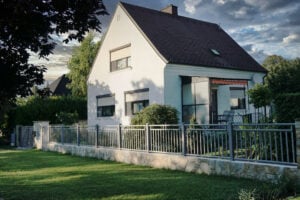 Kleines Einfamilienhaus mit Alu Zaun Hallegg