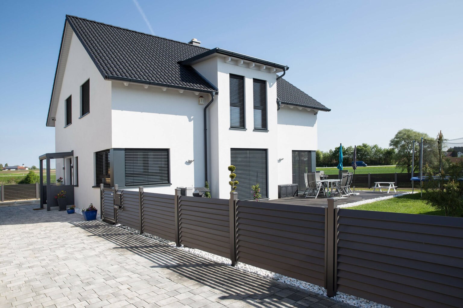 Modernes Einfamilienhaus mit Alu Zaun Landeck