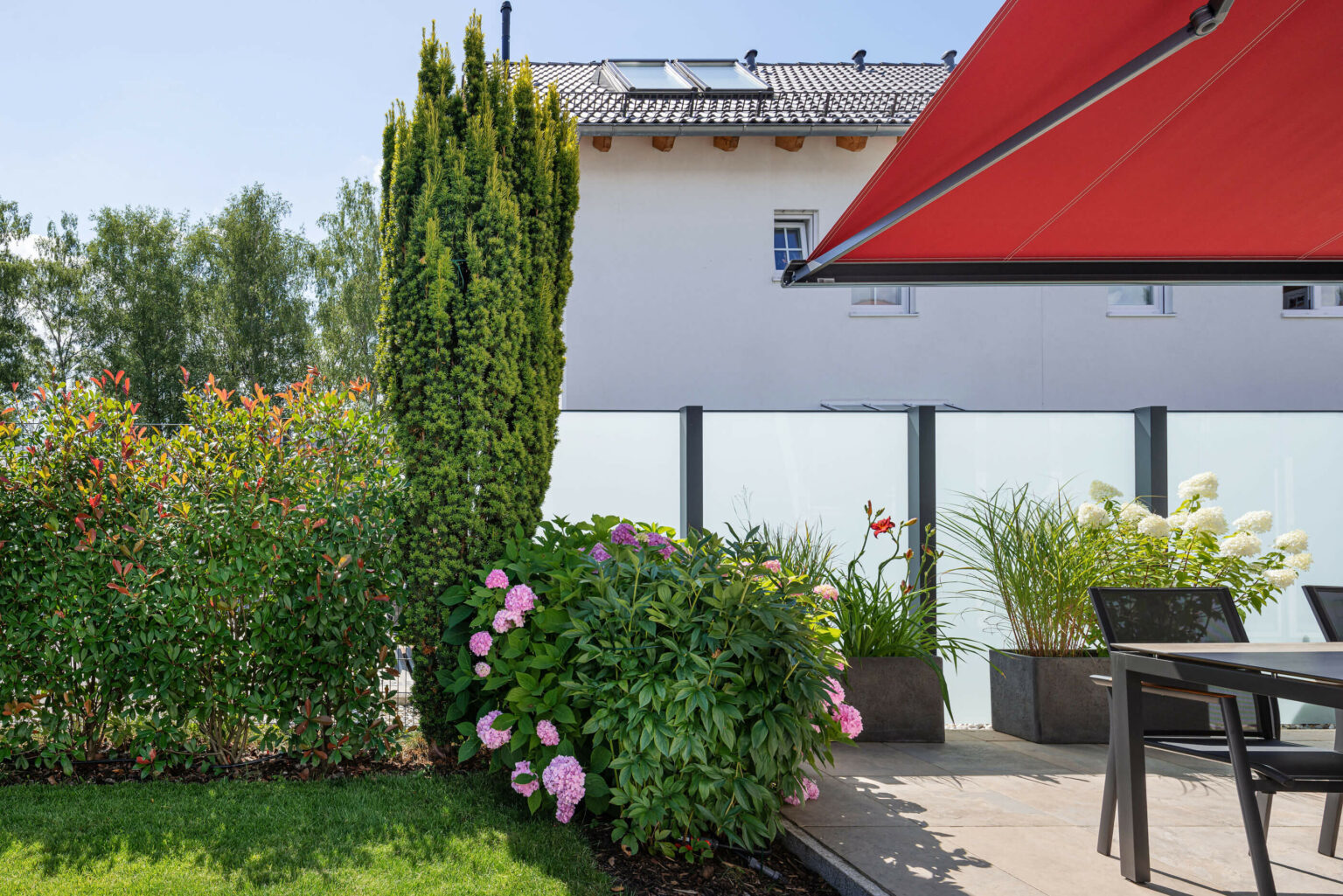 Bunte Terrassenblumen mit Aluzaun Nizza