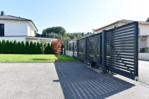 Schmale Querlatten mit Aluzaun Parallelo