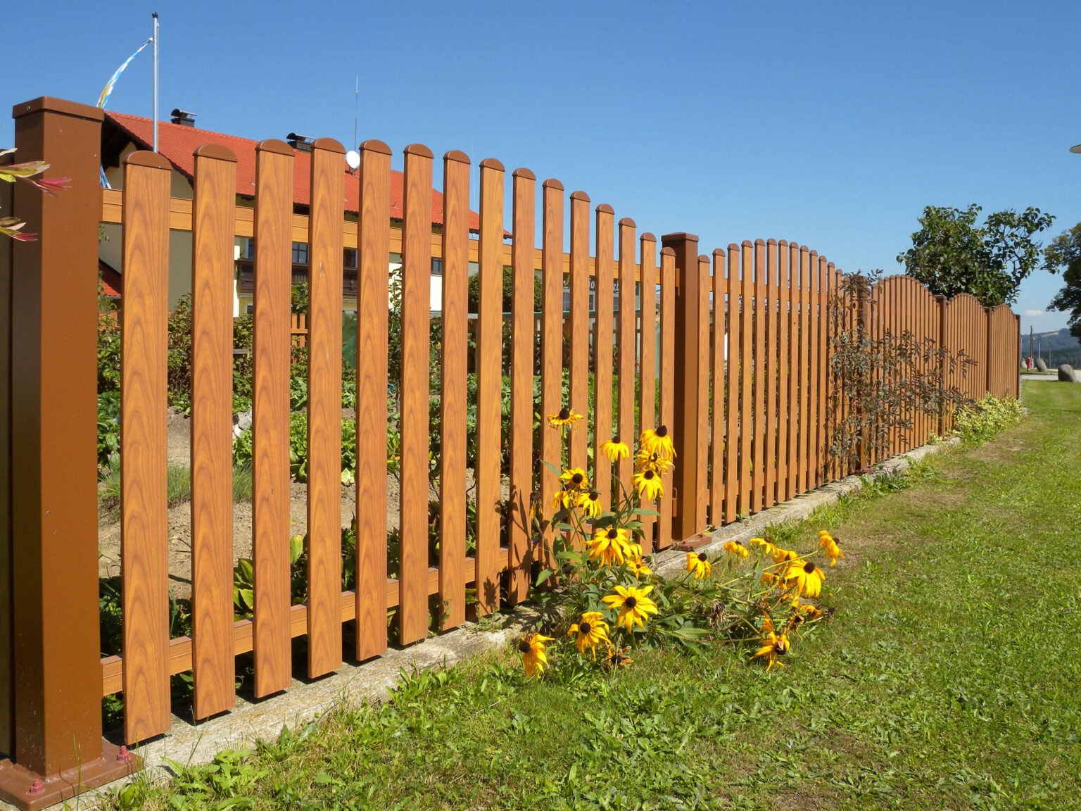 Schlichter Gartenzaun in Holzoptik mit Aluzaun Schönbrunn