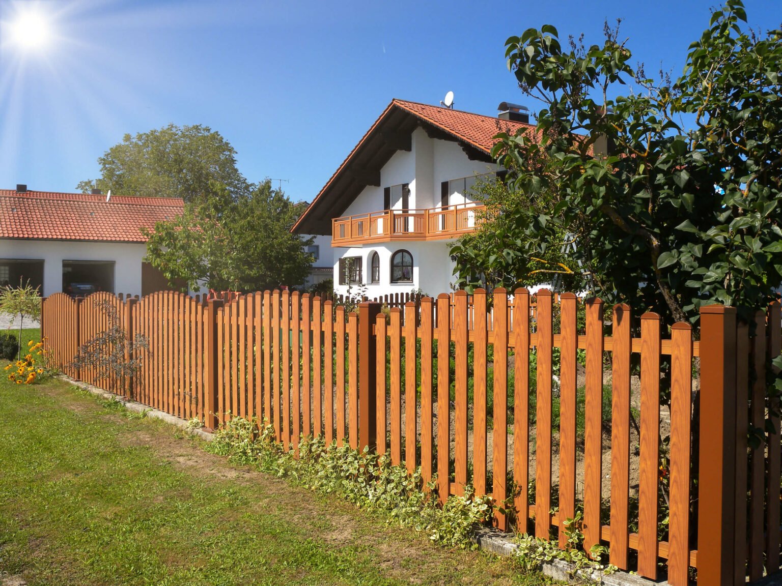 Schlichter Gartenzaun in Holzoptik mit Aluzaun Schönbrunn