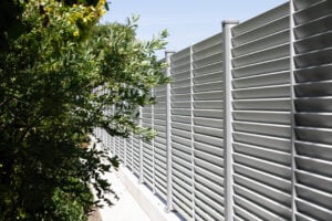 Moderner Sichtschutzzaun Landeck mit Lamellen