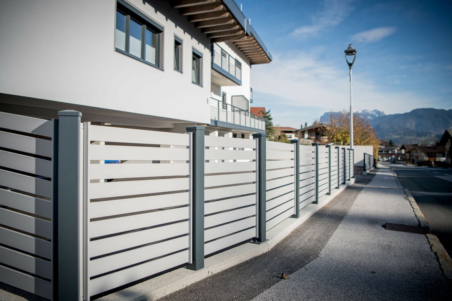 Perfekter Sichtschutz neben der Straße mit Aluzaun Castillo