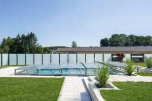 Moderner Gartenpool mit Glasüberdachung und Aluzaun Nizza als Sichtschutz