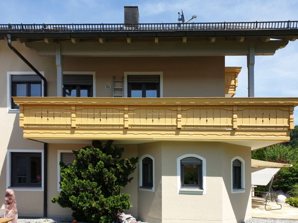 Massiver, alter Holzbalkon auf Wohnhaus vorher