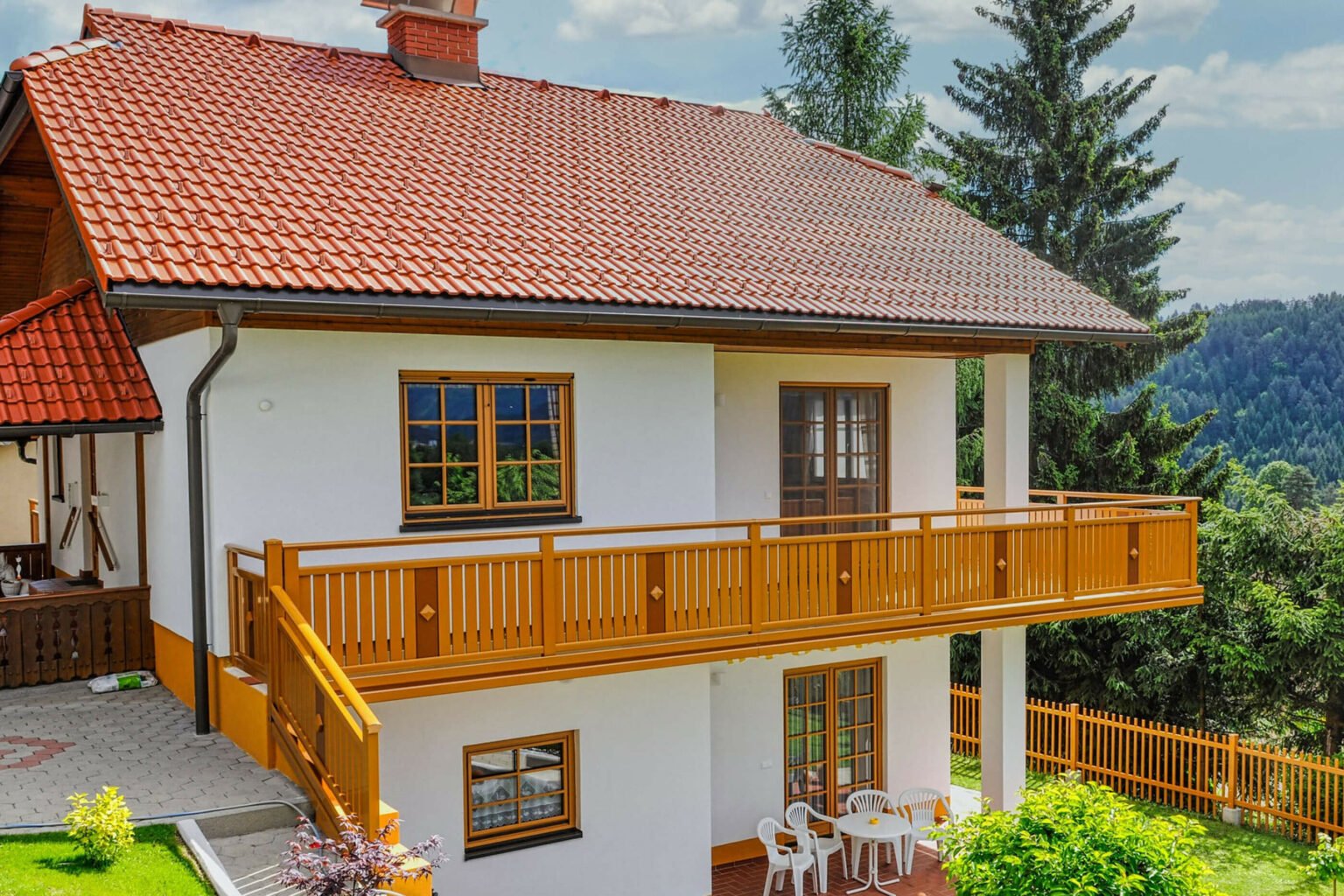 Teich im Garten mit Alu Classic Vilshofen Luxus Balkongeländer