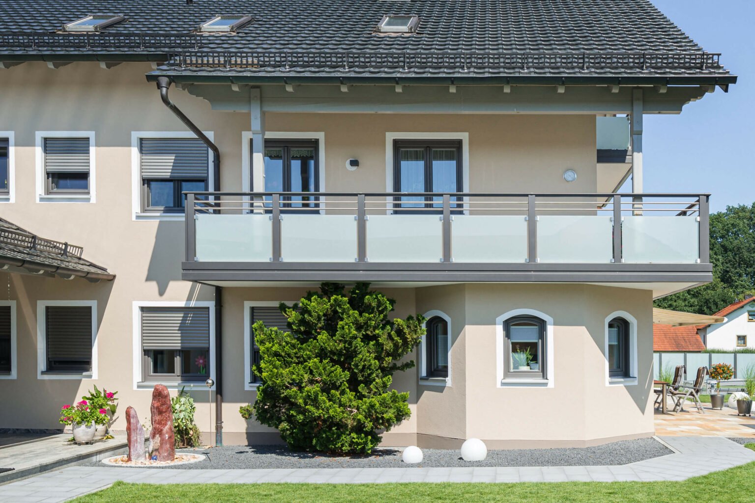 Alu Balkongeländer mit Edelstahl-Streben und Glas-Füllung - Alubalkon Alu Design Casa Linea