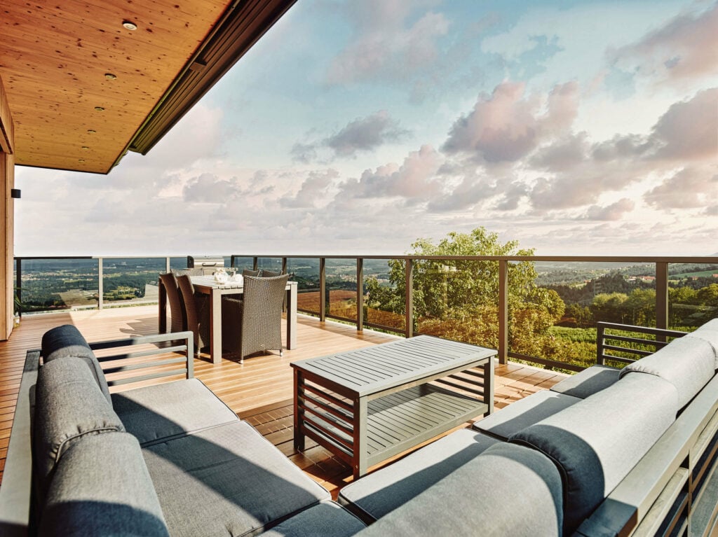 Fantastischer Terrassenblick mit Alu Design Vision Balkongeländer