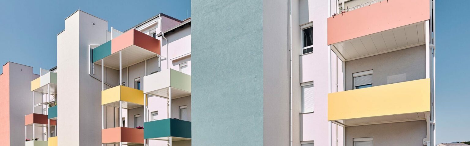 Farbenfrohe Wohnanlage mit neuen Anbaubalkonen aus Aluminium