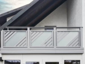 Kleiner aber gemütlicher Balkon mit Alu Design Sellin Balkongeländer