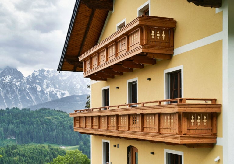 Balkongeländer Alu in Holzoptik in rustikaler Anmutung - Alubalkon Alu Classic Finkenberg