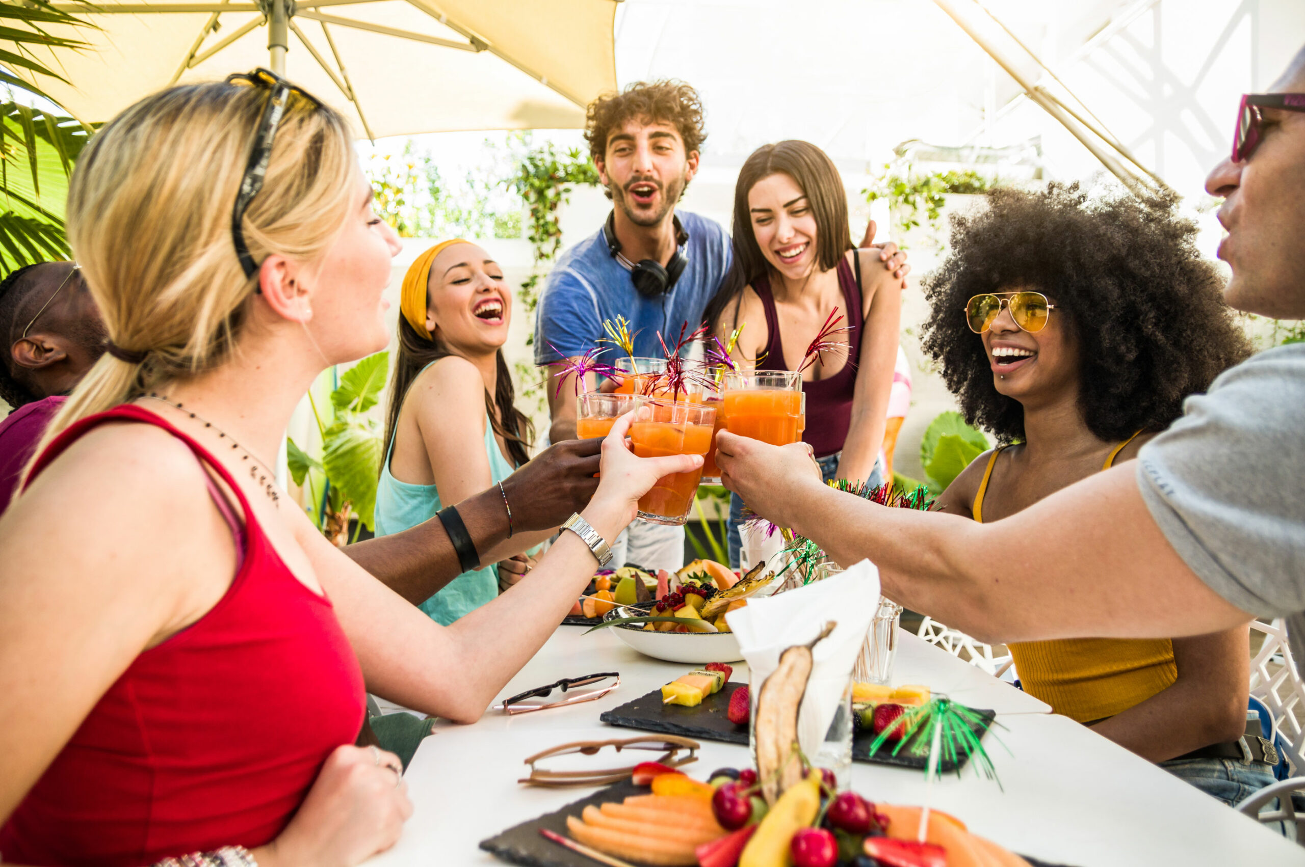 sommercocktails gartenparty mit freunden