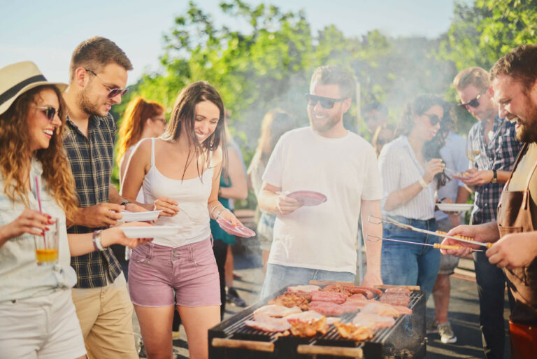 perfekte grillparty mit freunden