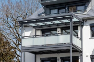 ueberdachung anbaubalkon mit glas alu balkongelaender