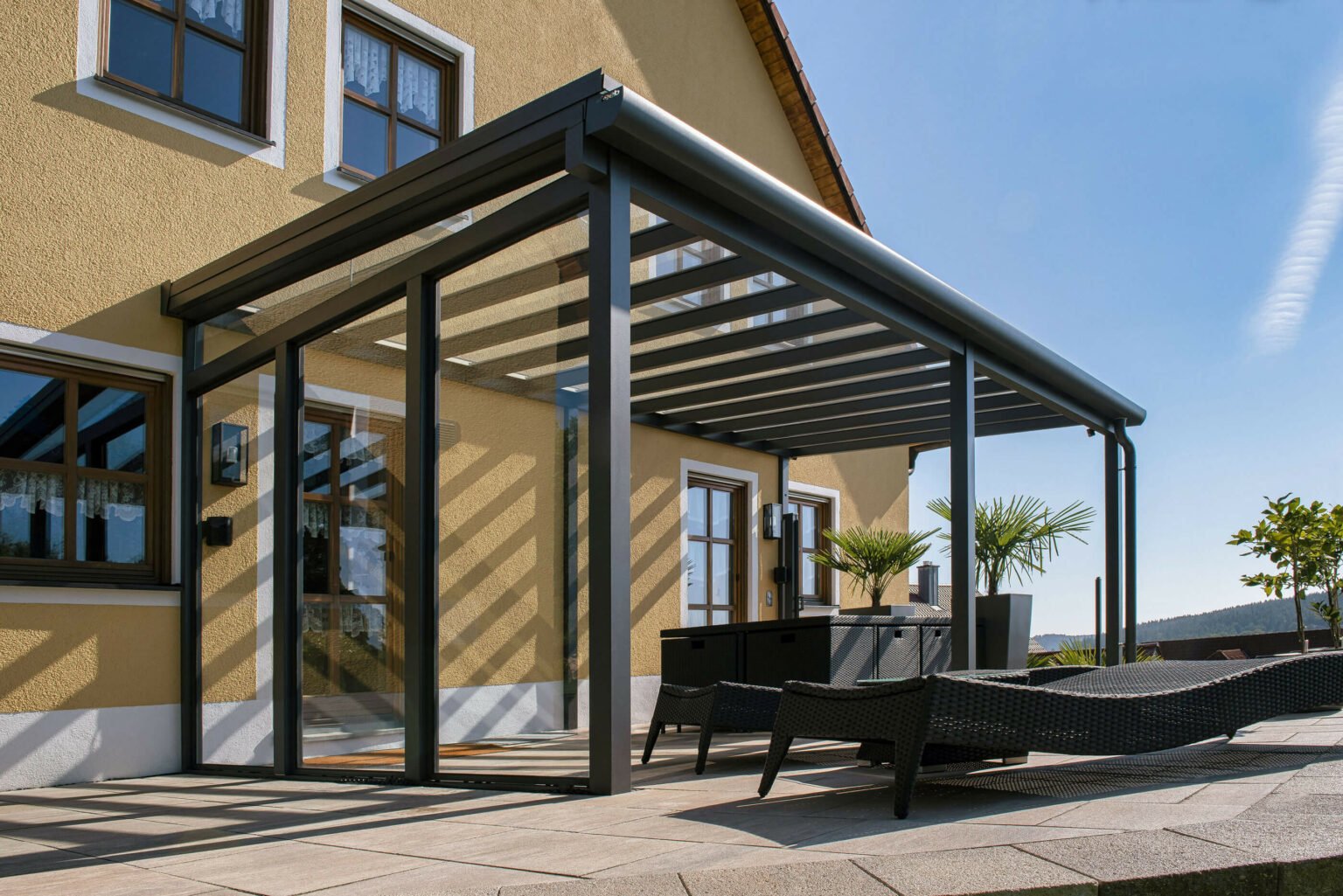 ueberdachung terrasse mit glaselementen seitlich fuer windschutz detailansicht