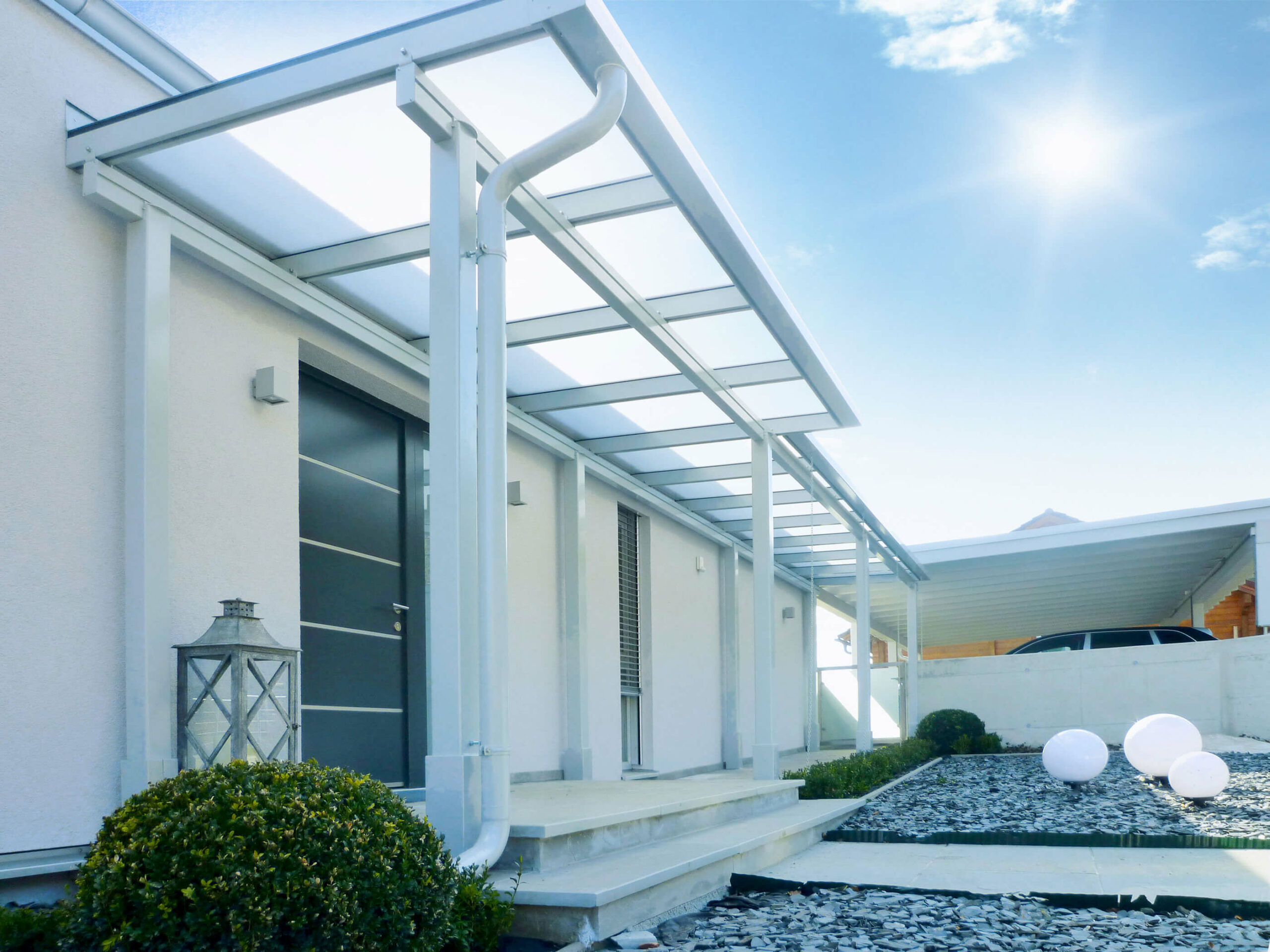 vordach hauseingang mit ueberdachtem zugang zu Carport