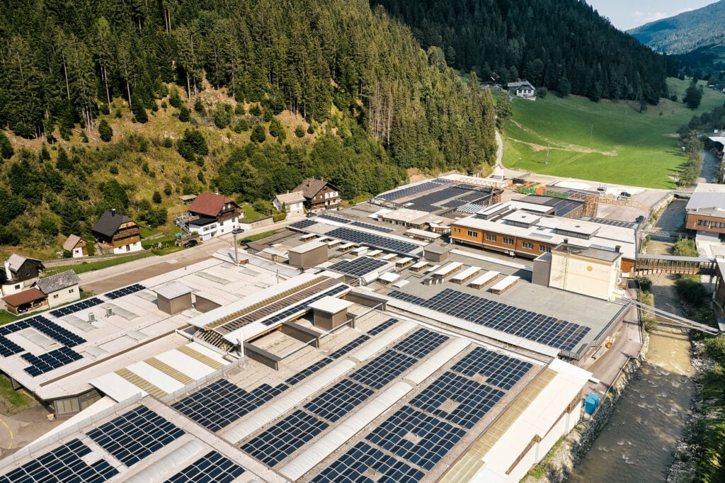 Zentrale Seitenansicht Wald und Photovoltaik