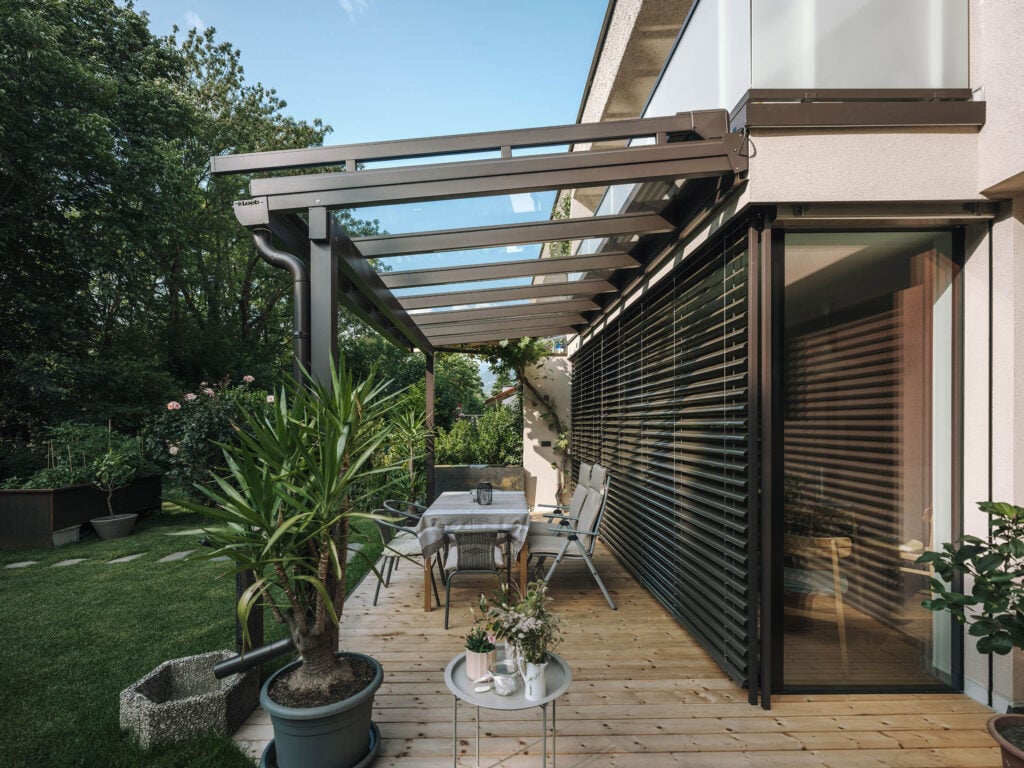 Überdachung der Terrasse aus Aluminium und Glas