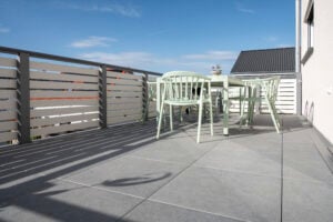 grauer Feinsteinzeugboden in Kombination mit einem Anbaubalkon