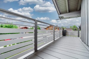 Anbaubalkon (Balkongeländermodell Madrid) mit Aluminiumboden