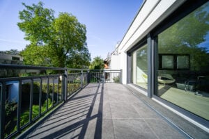 Sommergarten und Anbaubalkon mit Feinsteinzeugboden in dunkelgrauer Farbe
