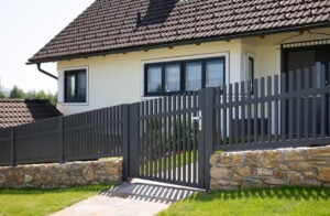 Gehtür in schräger Ausführung