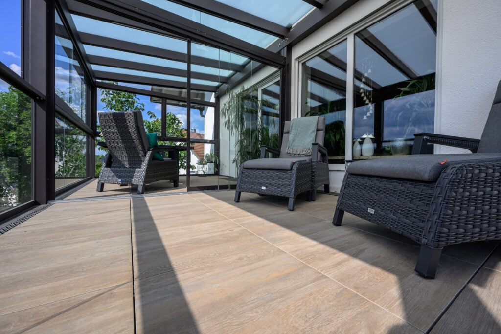 anbaubalkon mit stuetzen feinsteinzeugboden holzoptik oak