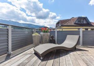Terrassenboden aus Lärchenholz in Kombination mit unserem Balkongeländer Villach